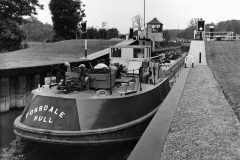 The tanker barge Fossdale entering Sprotbrough Lock, Doncaster.