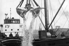 Discharging silver sand, Goole docks