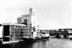 Discharging grain, Goole