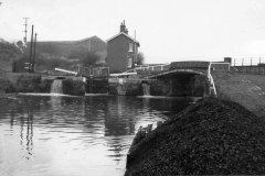 'West Country' size barge Elizabeth B below Thornhill Double Locks, Dewsbury.