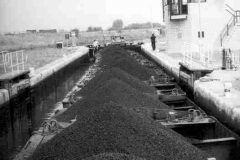 Train of laden compartment boats