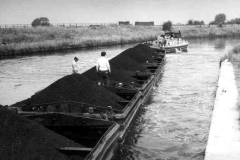 Train of laden compartment boats