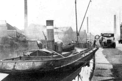 The steam barge Queensview unloading at Thornes Wharf, Wakefield.