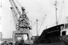 MV Somersetbrook unloading 1803 metric tonnes of timber.